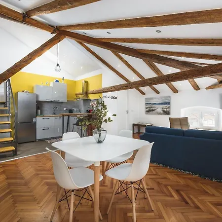 Urban Loft Old Town Apartment *