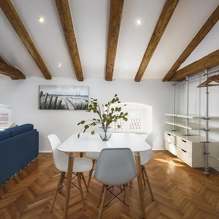 Urban Loft Old Town 아파트 *